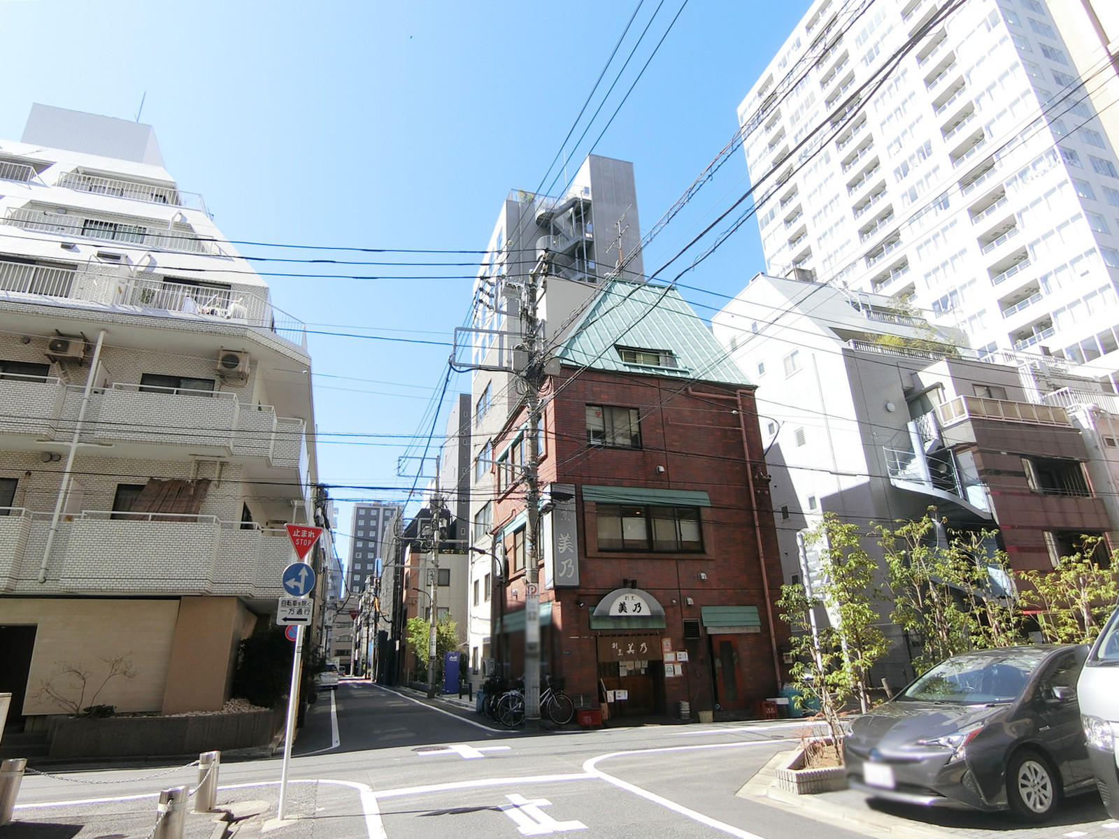 周辺は建物が多いエリア