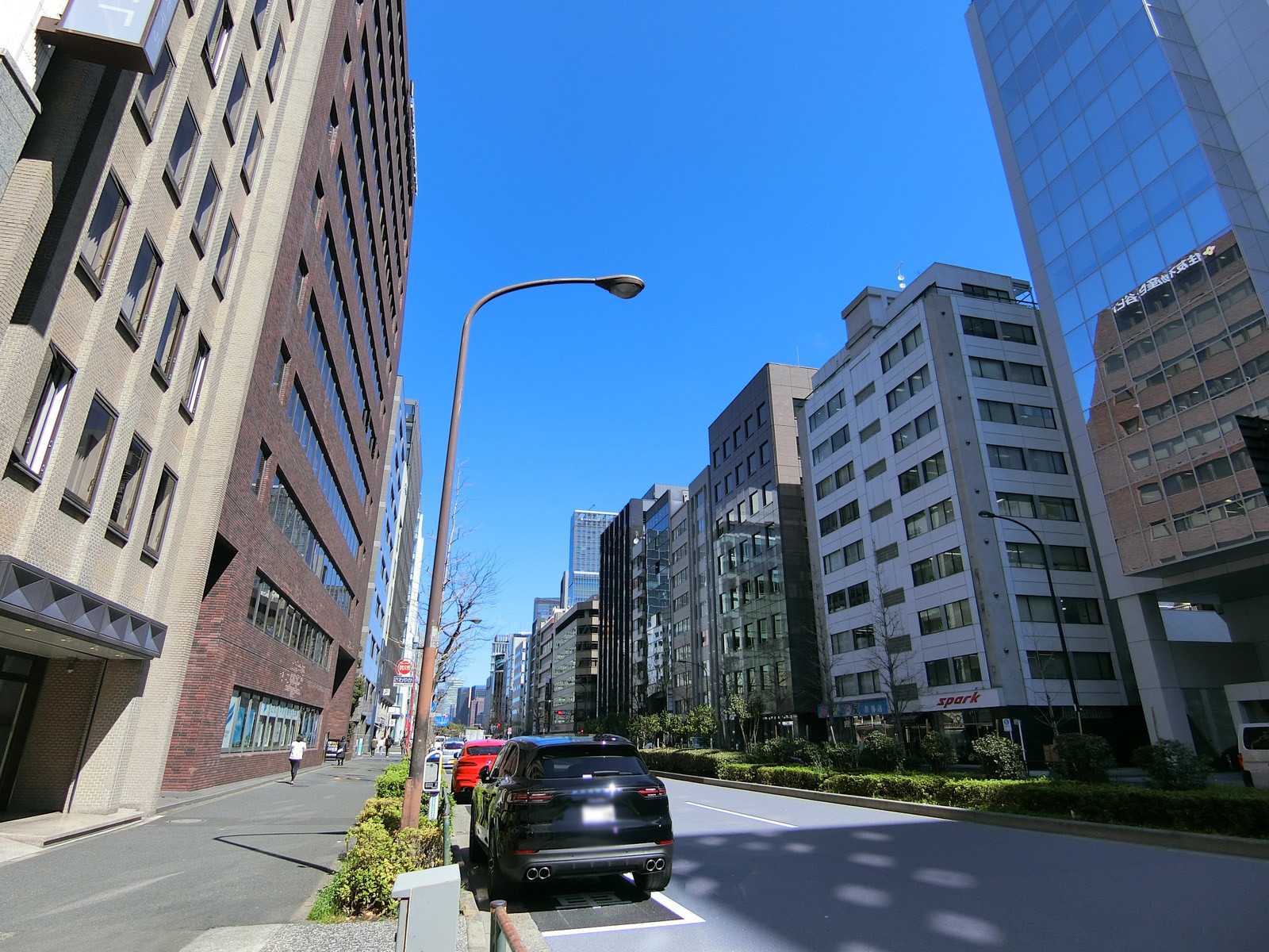 前面の日比谷通り
