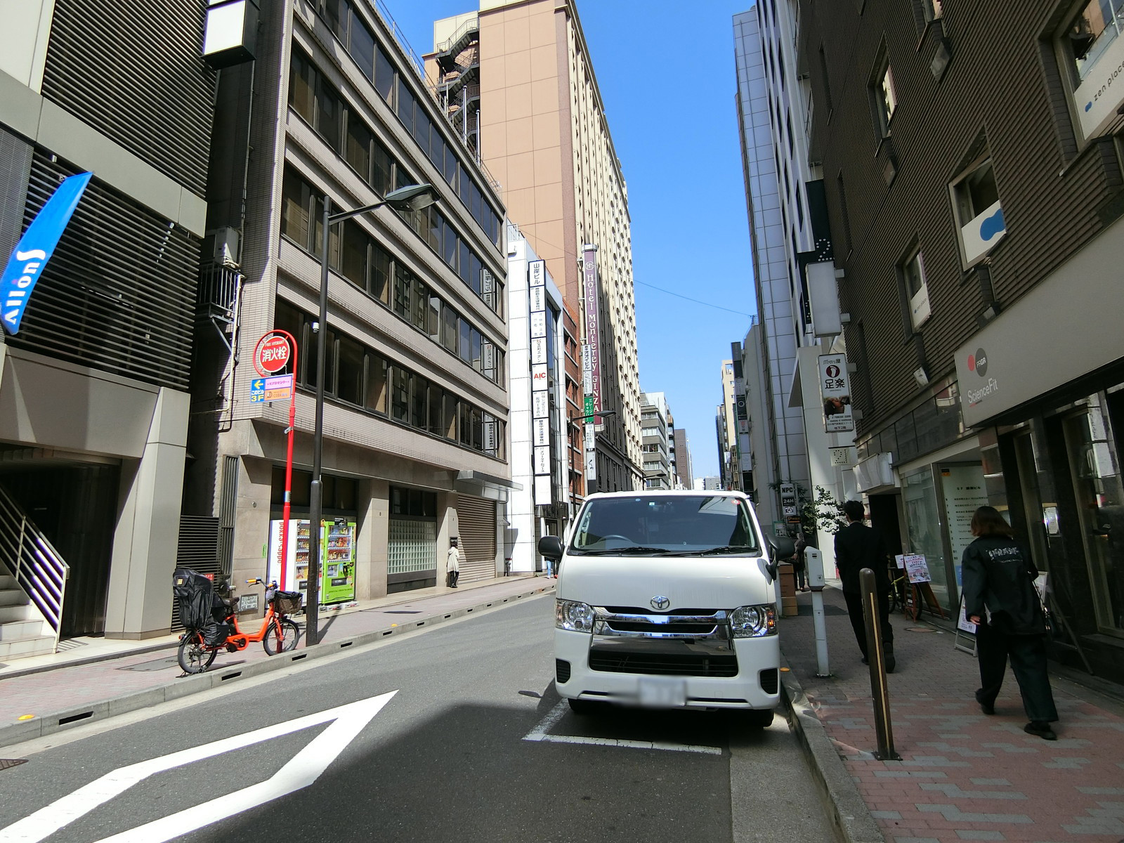 銀座SLCビル前面の通り