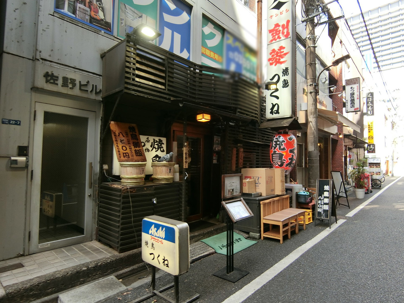 周辺には飲食店が複数あり