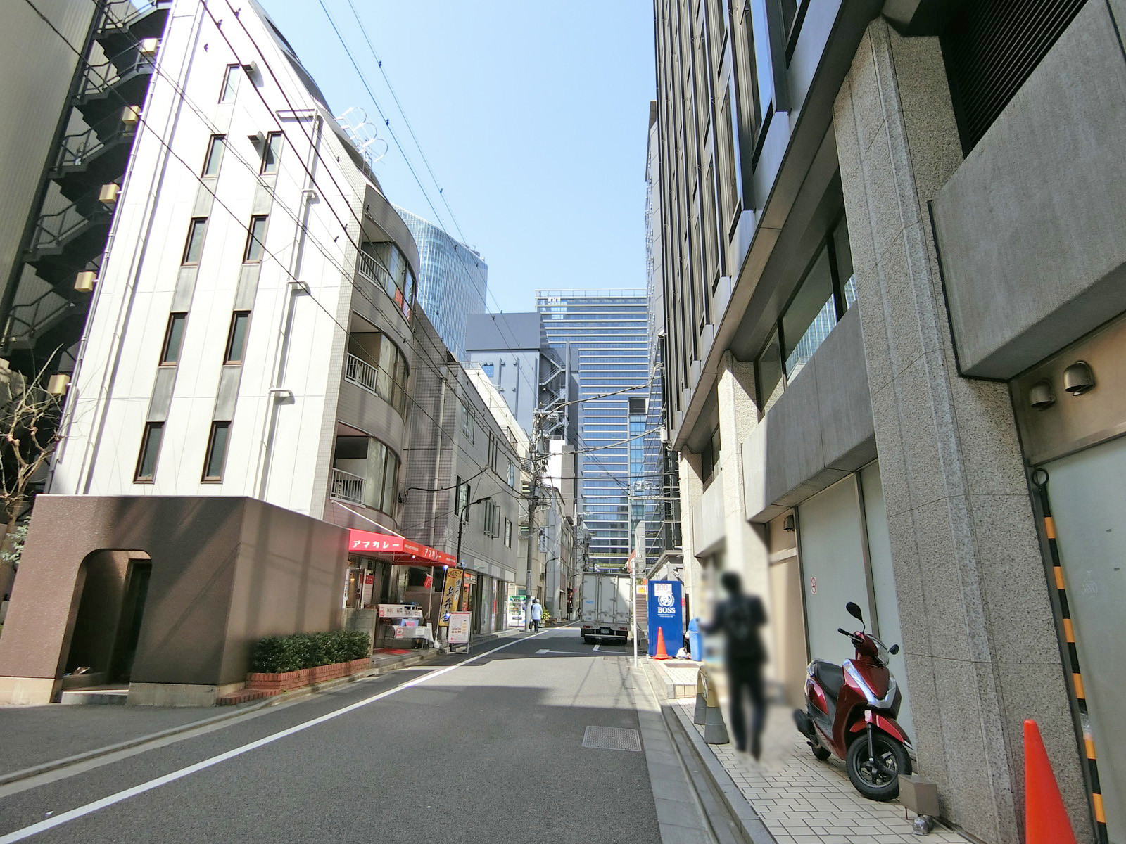 ワカサビル前面の通り