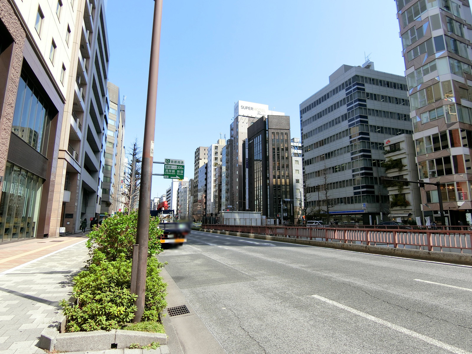 銀料ビル前面の日本橋芝浦大森線