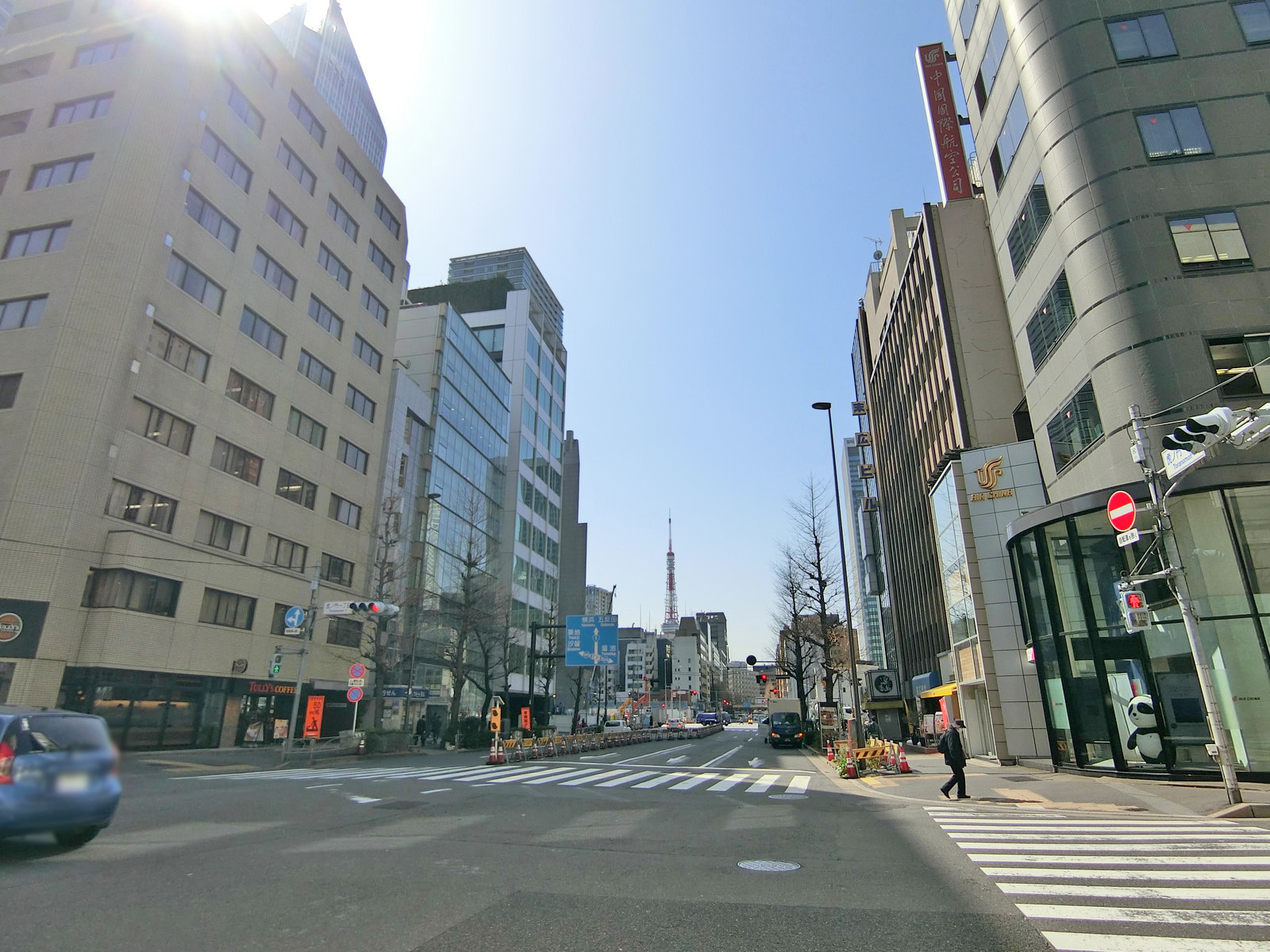 第二興業ビル前面の桜田通り