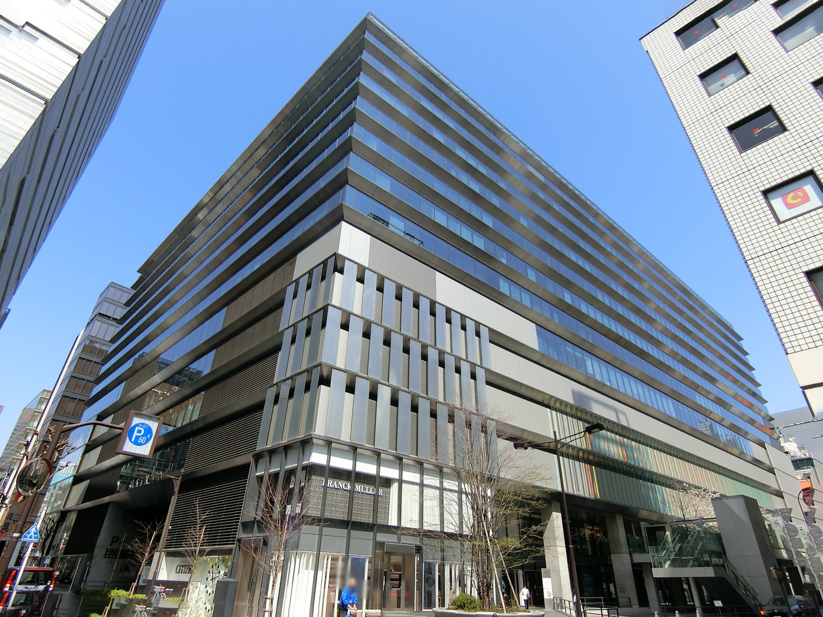ビル前のGINZA SIX