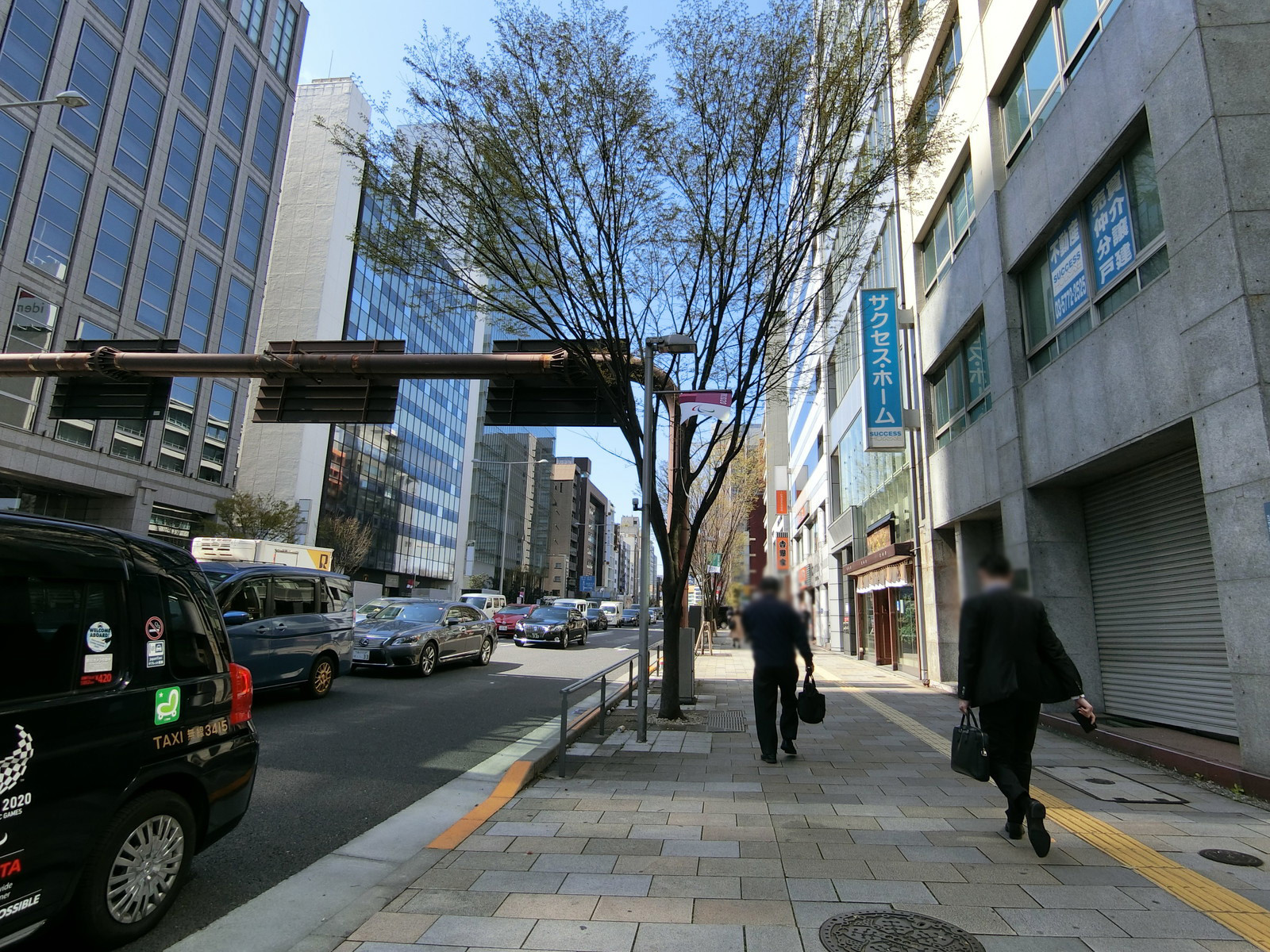 クローバー青山・ONE前面の通り