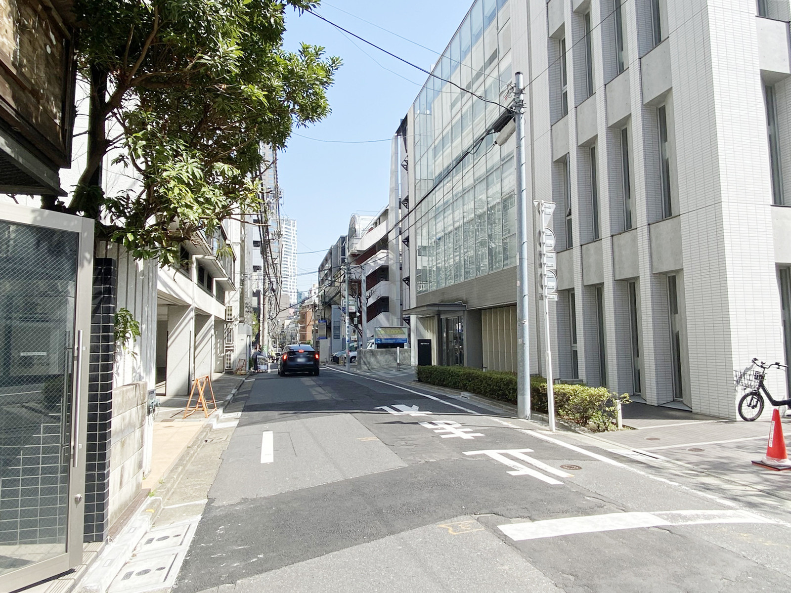 エスティービル前面の通り