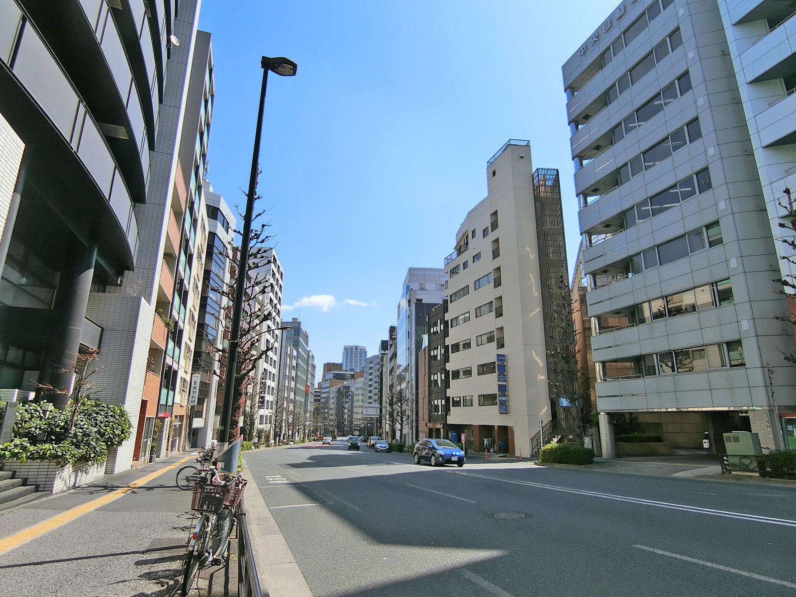 お茶の水TKビル前面の通り