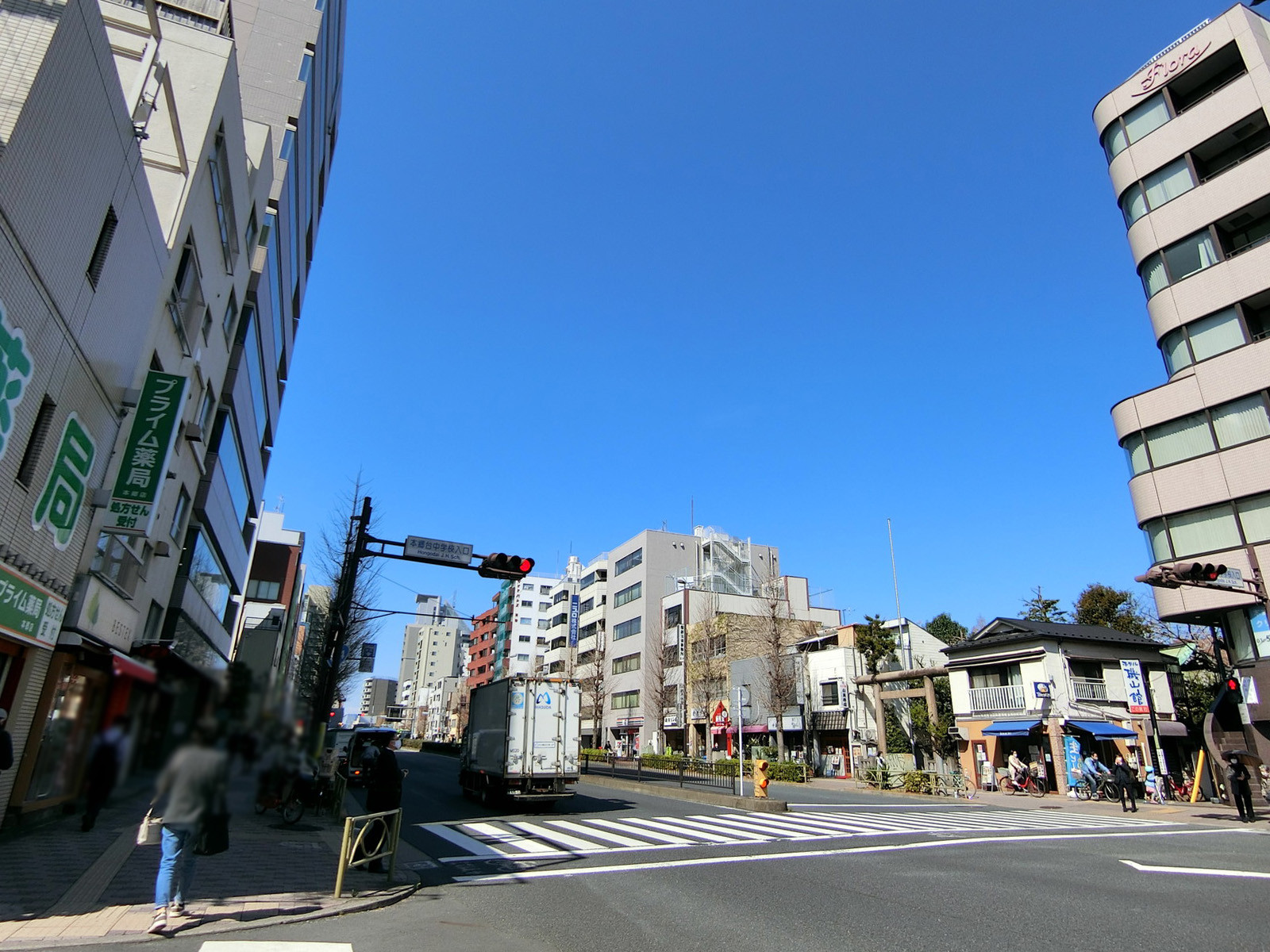 本郷三丁目THビル前面の春日通り