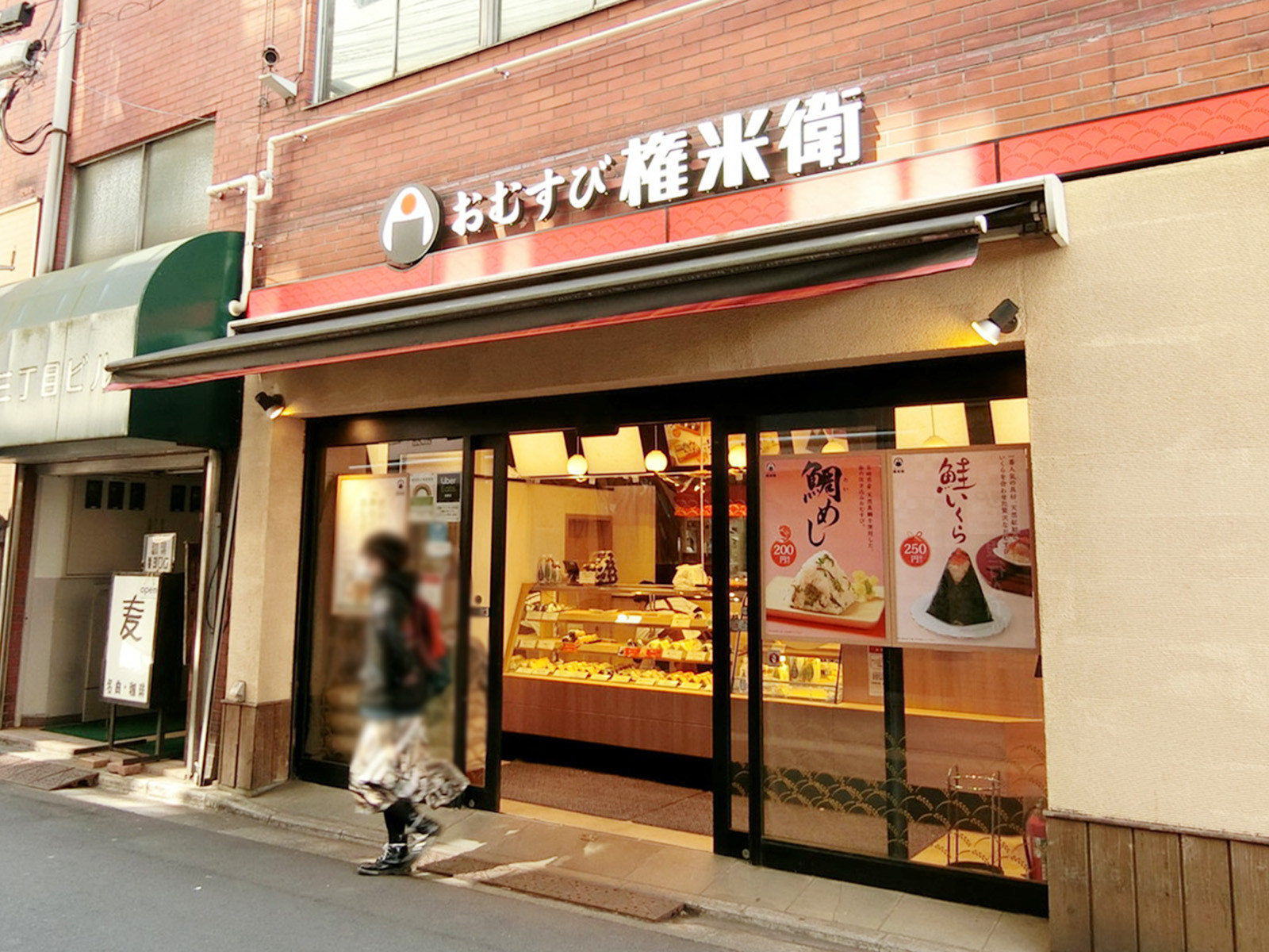 周辺には飲食店が複数あり