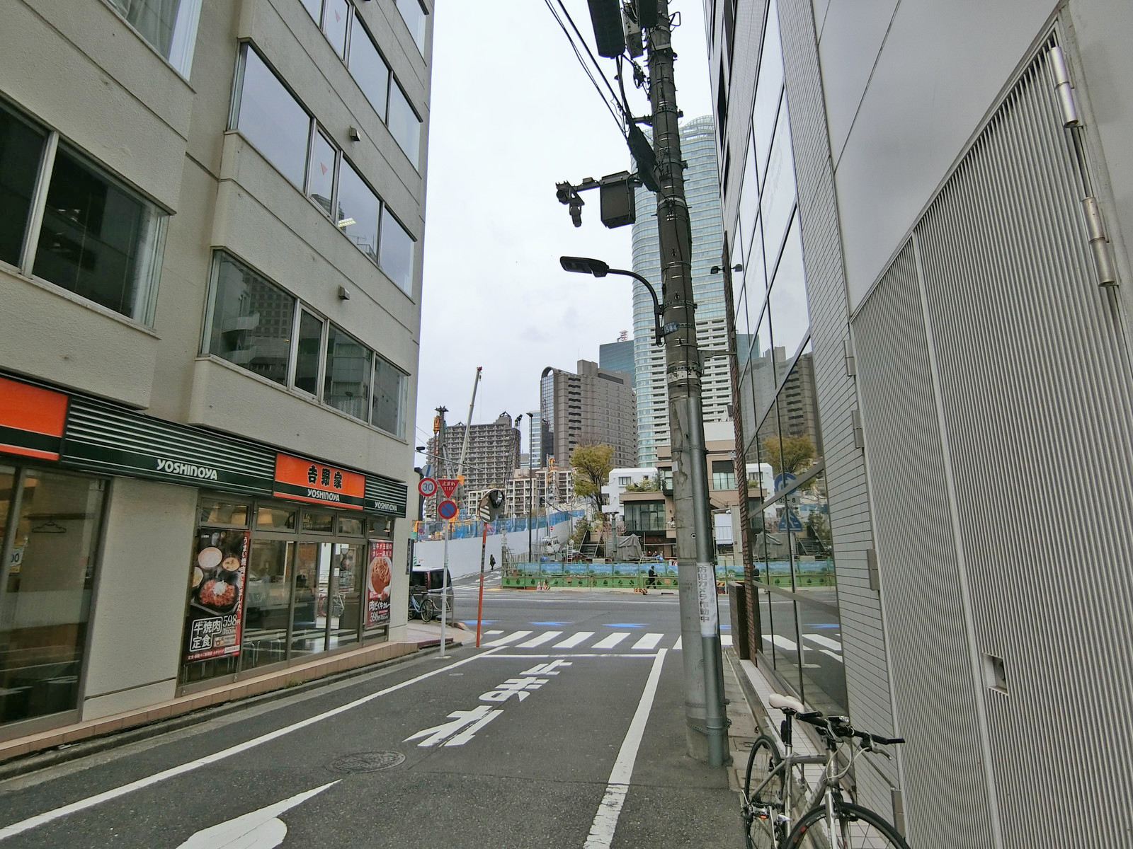 クローバー神谷町前面の通り