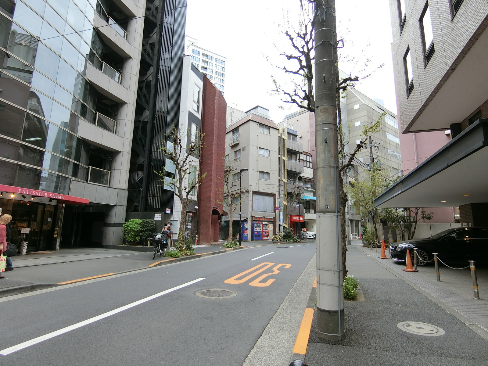 オフィスビル前面の通り