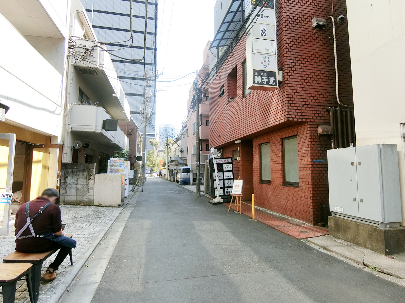 明邦ビル前面の通り