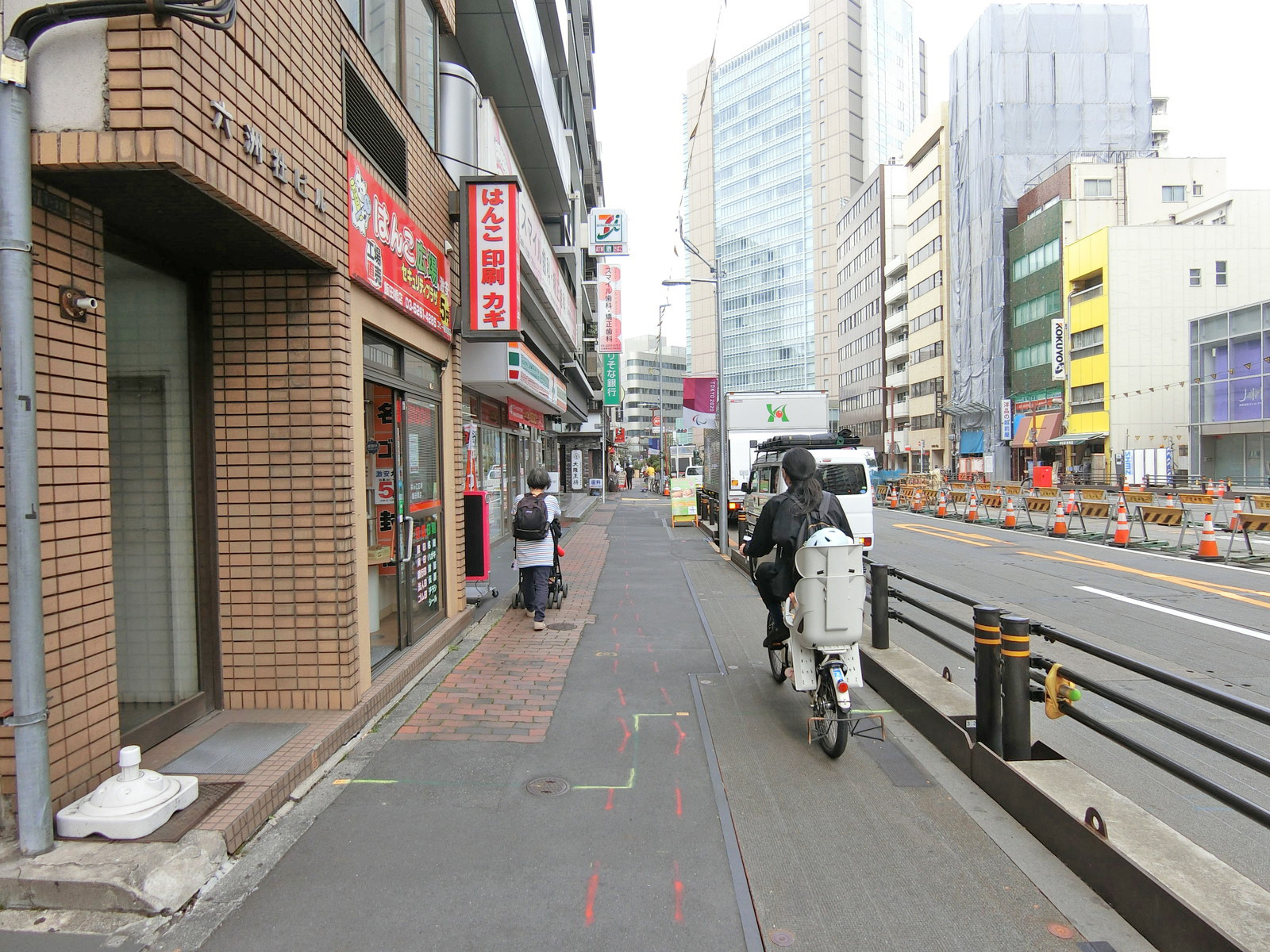 飯田橋ISビル前面の通り