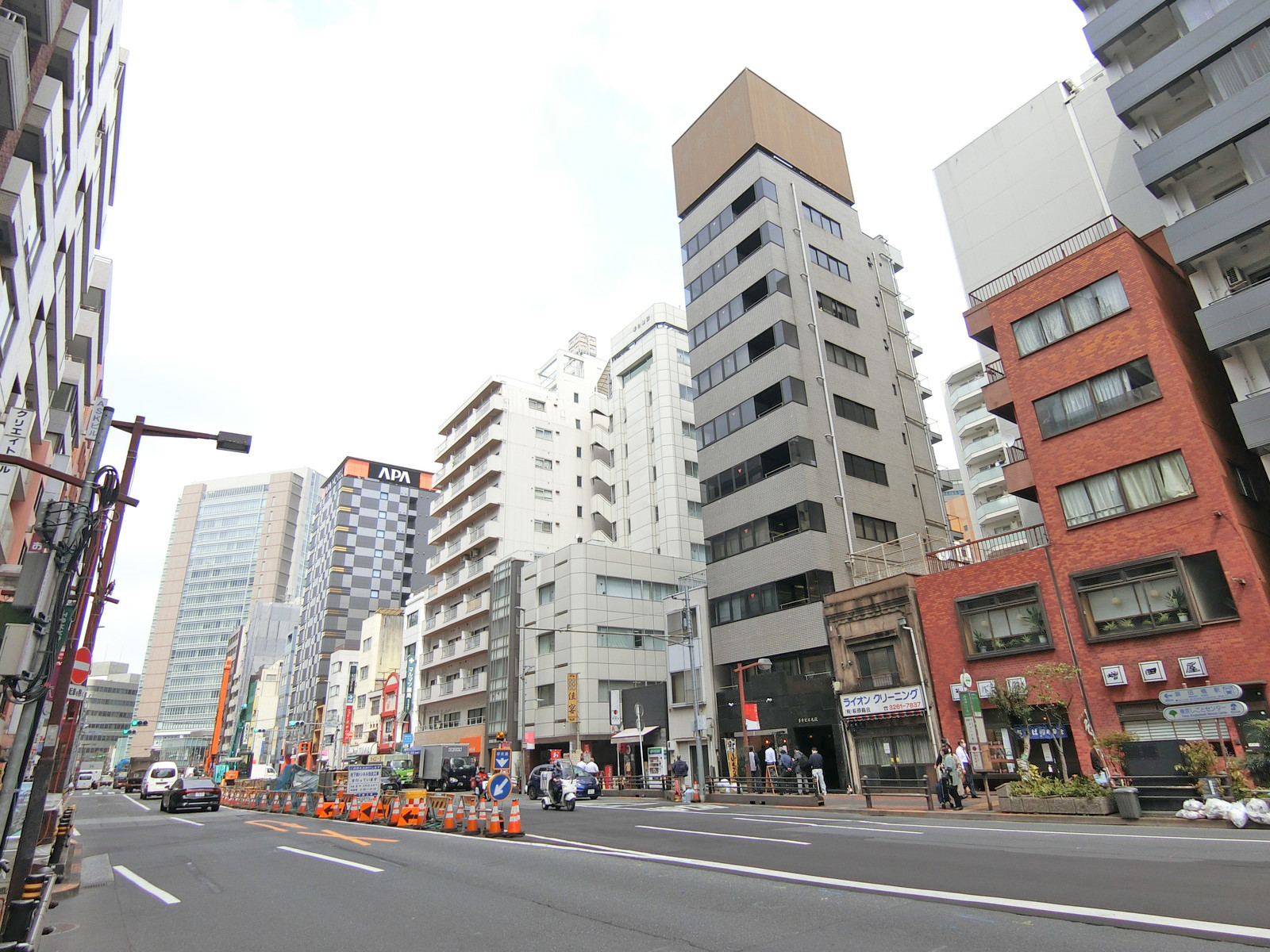 周辺はオフィスや店舗が多いエリア