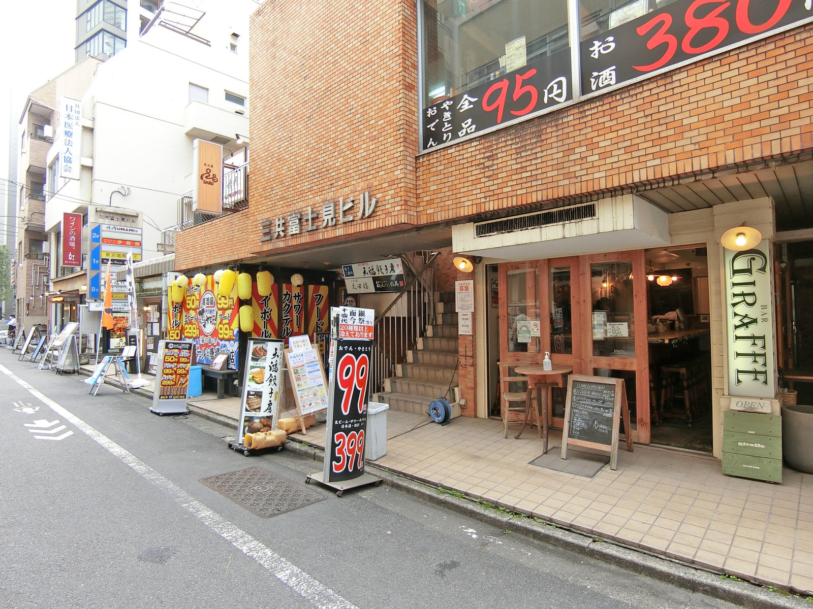 付近には飲食店が充実