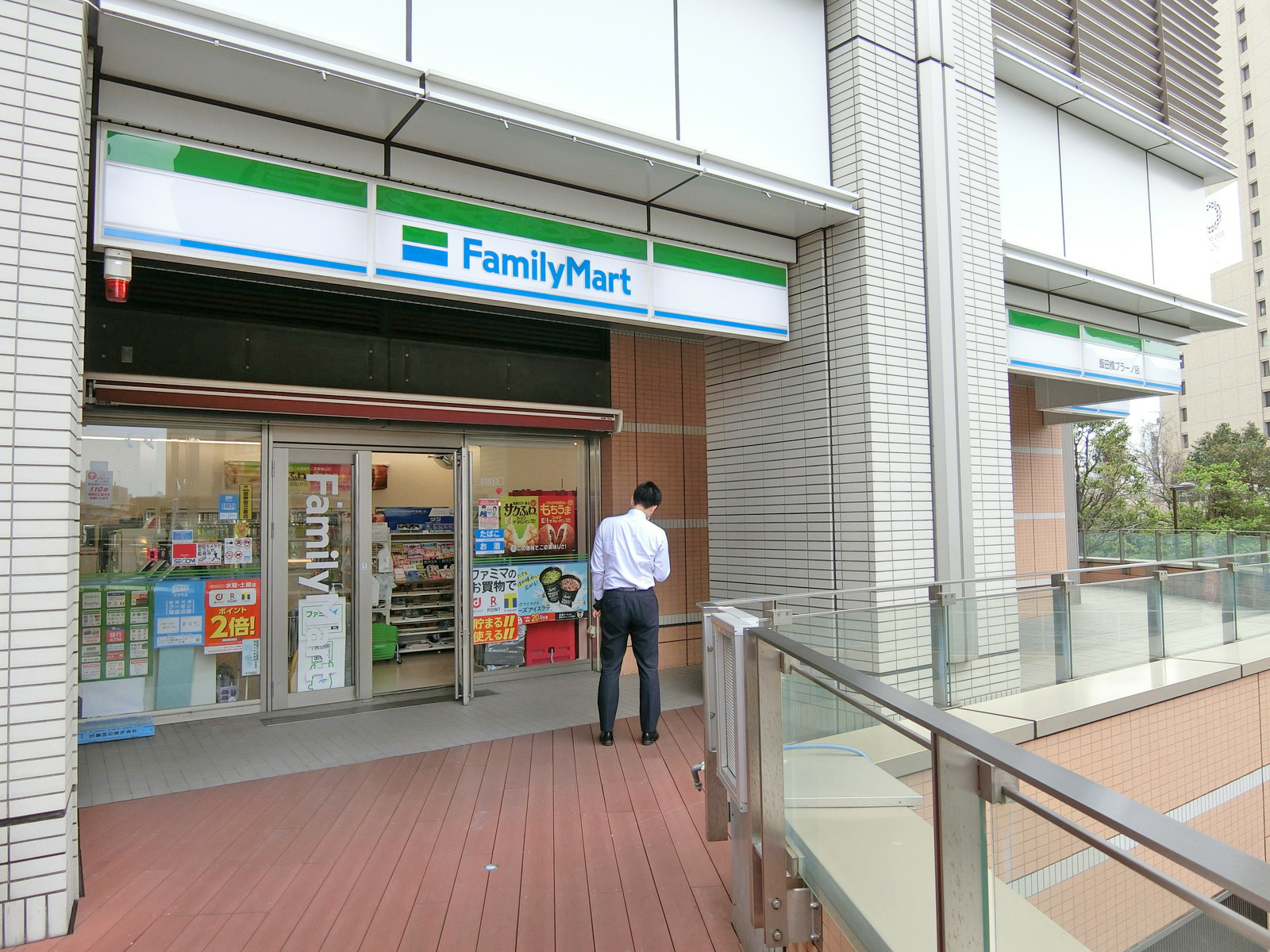 徒歩1分のファミリーマート飯田橋プラーノ店