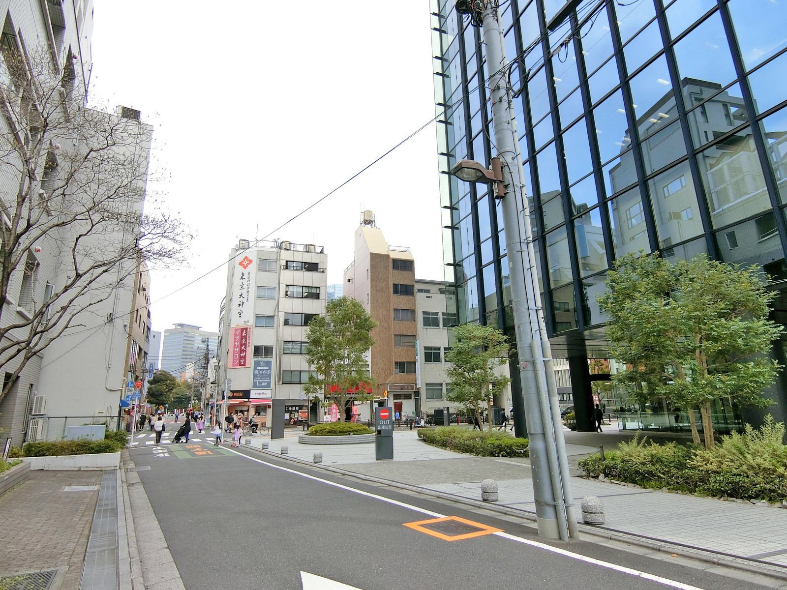 周辺はオフィスや店舗が多いエリア