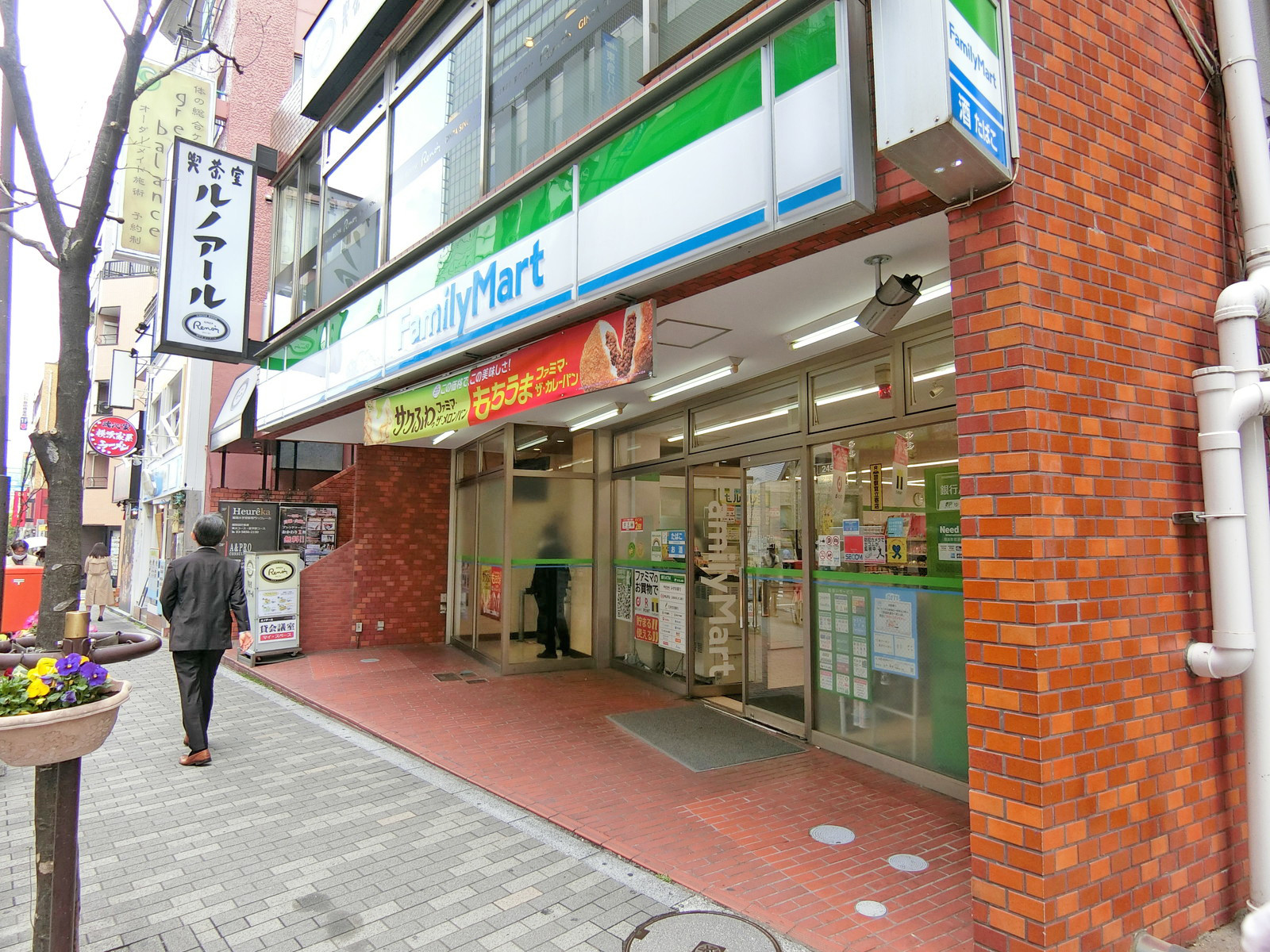 徒歩2分のファミリーマート千代田富士見二丁目店