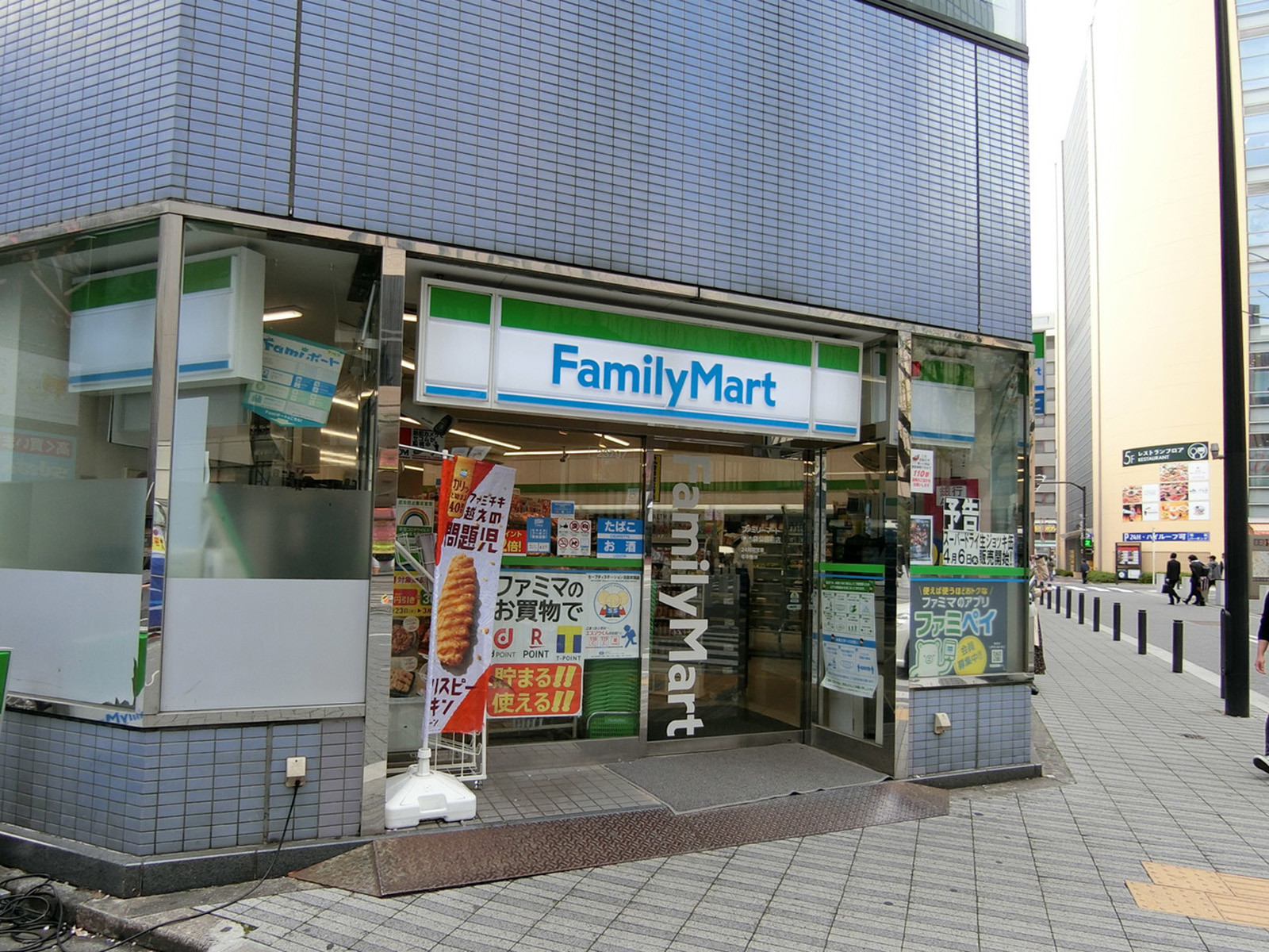 並びのファミリーマート
