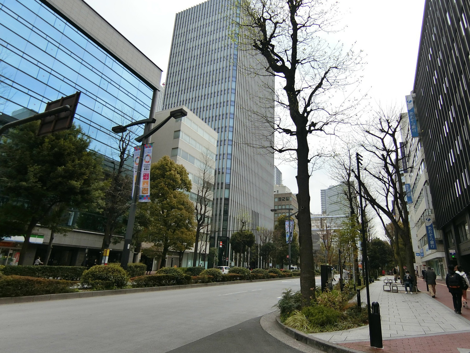 ニッセイ池袋ビル前面の通り