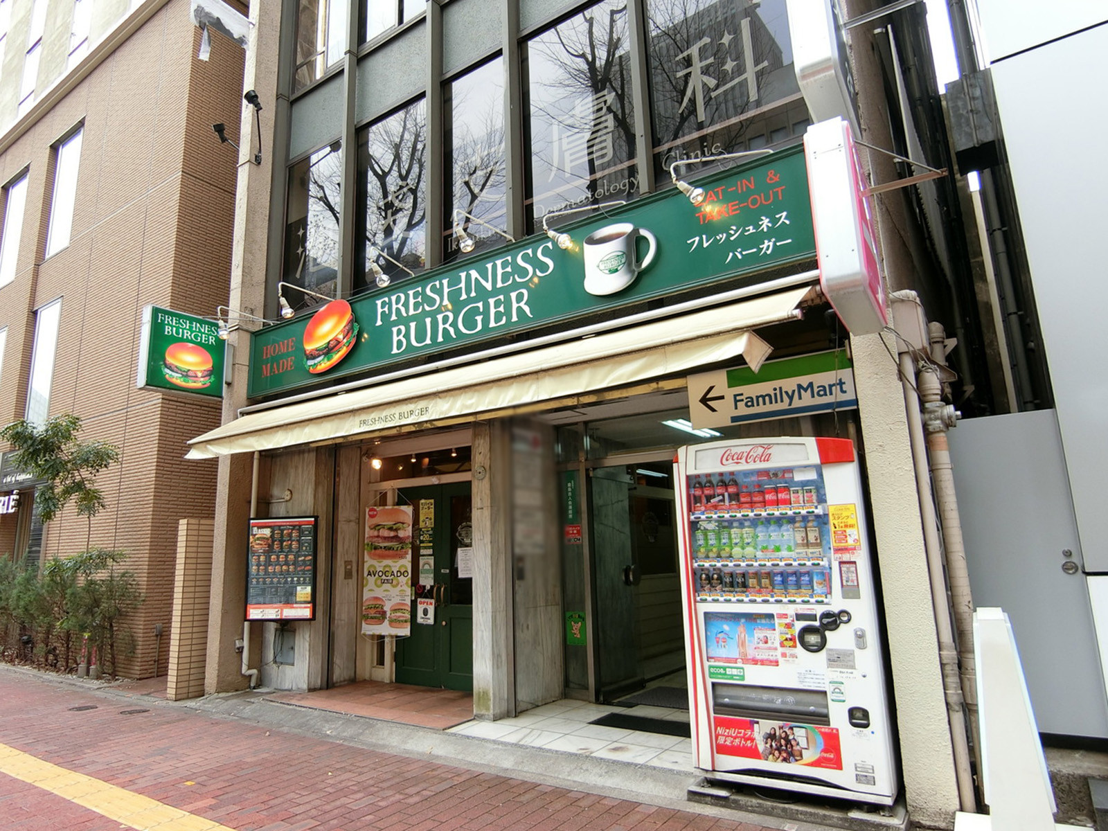 徒歩圏内には飲食店があり
