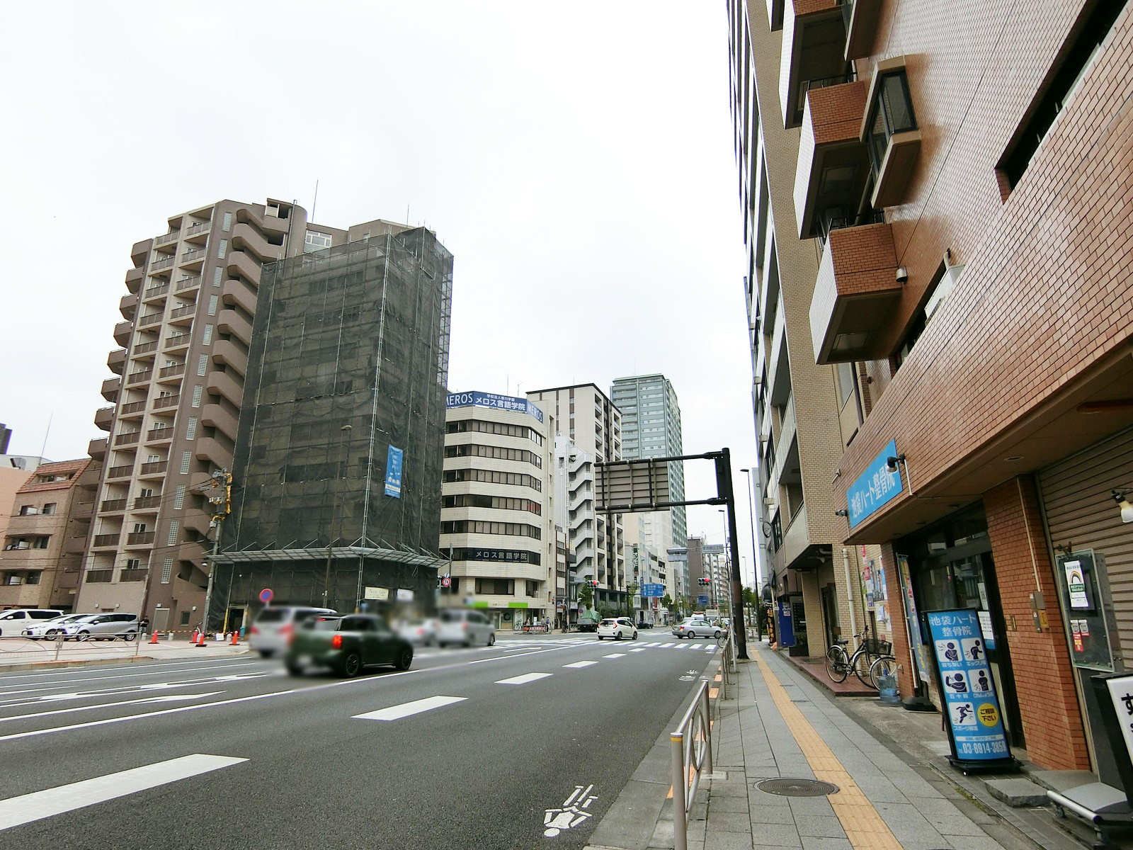 サンライズ小林ビル前面の春日通り