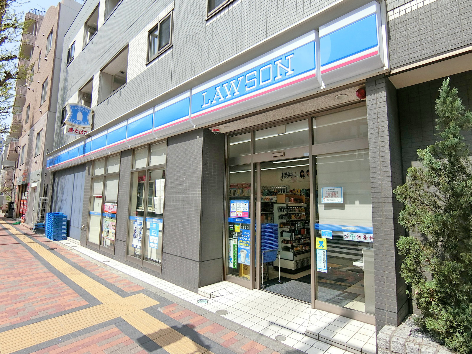 向かいの通りのローソン新宿下落合四丁目店