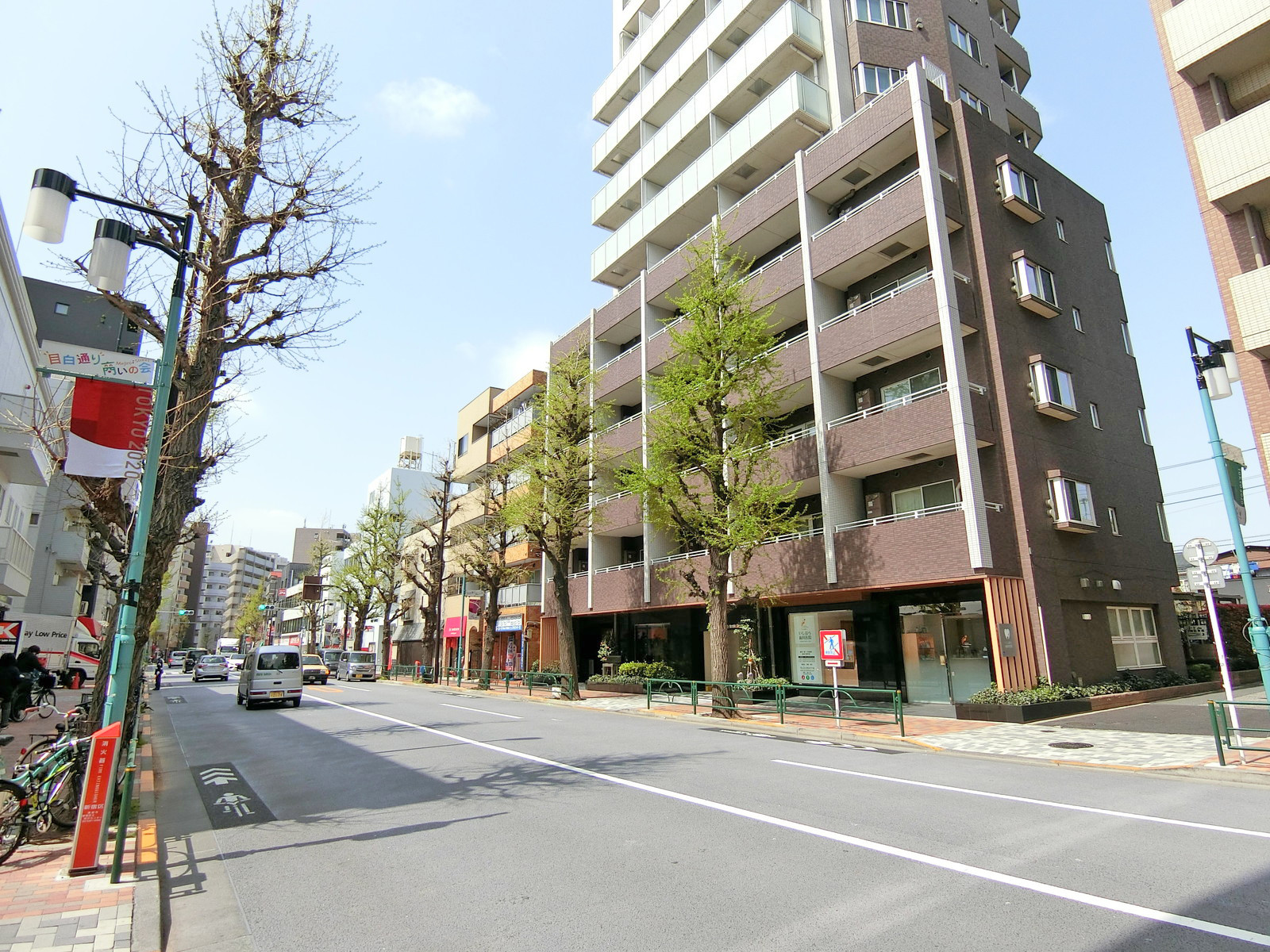 目白通り沿いに立地