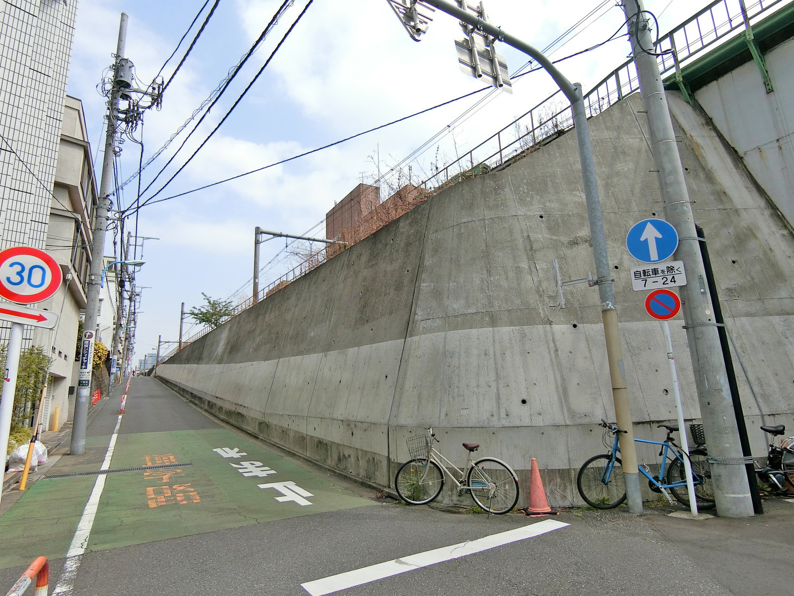 線路沿いに立地