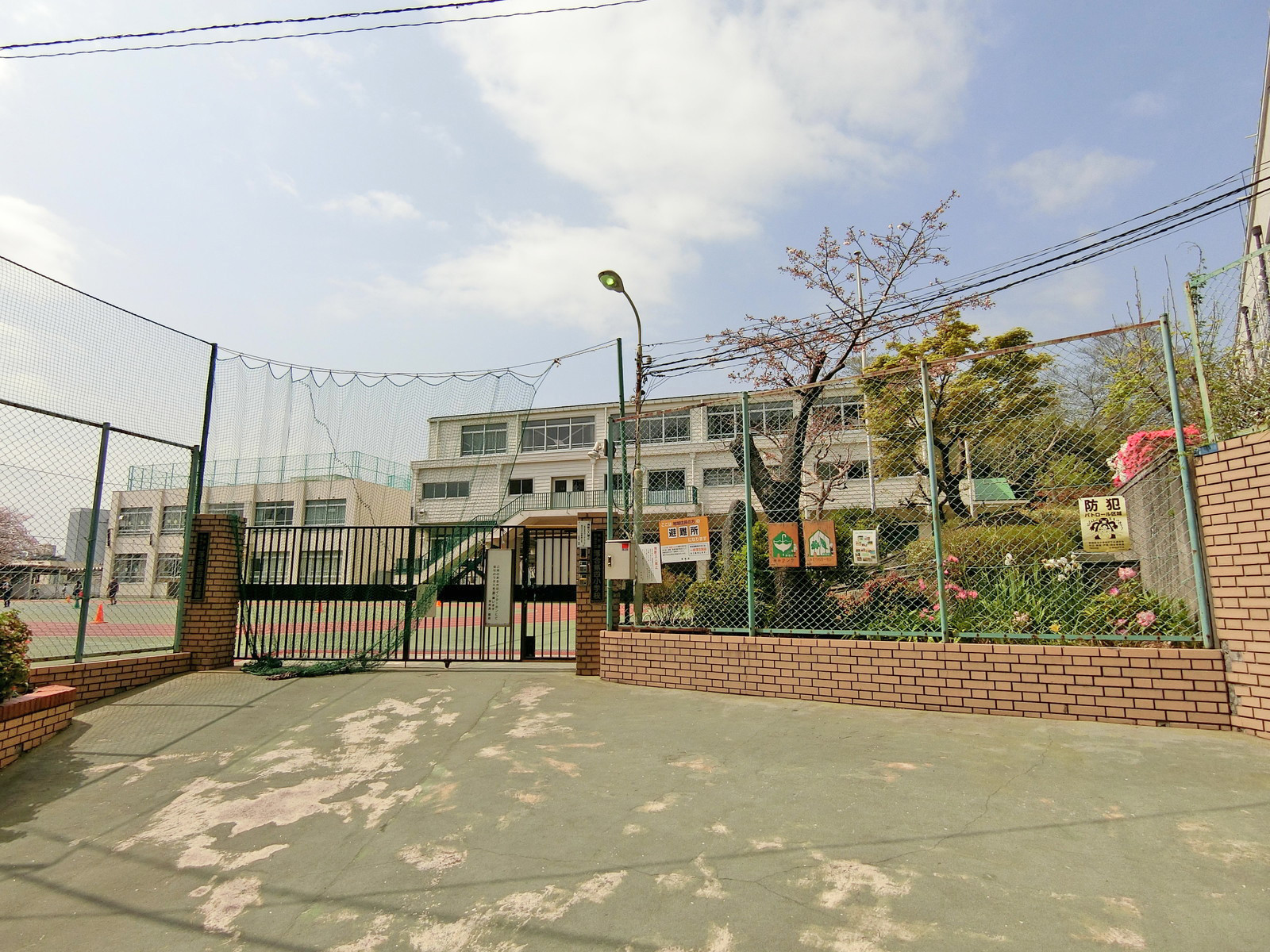 近くの落合第四小学校