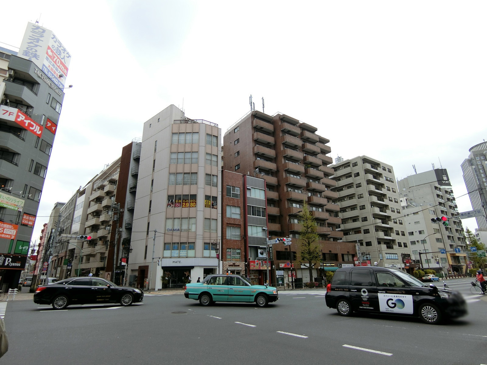 吉原ビル前面の恵比寿一丁目交差点
