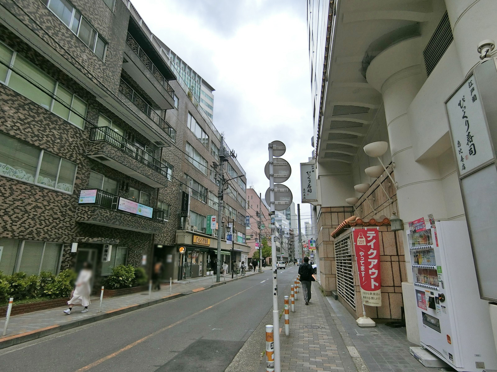 フォレストJビル前面の通り