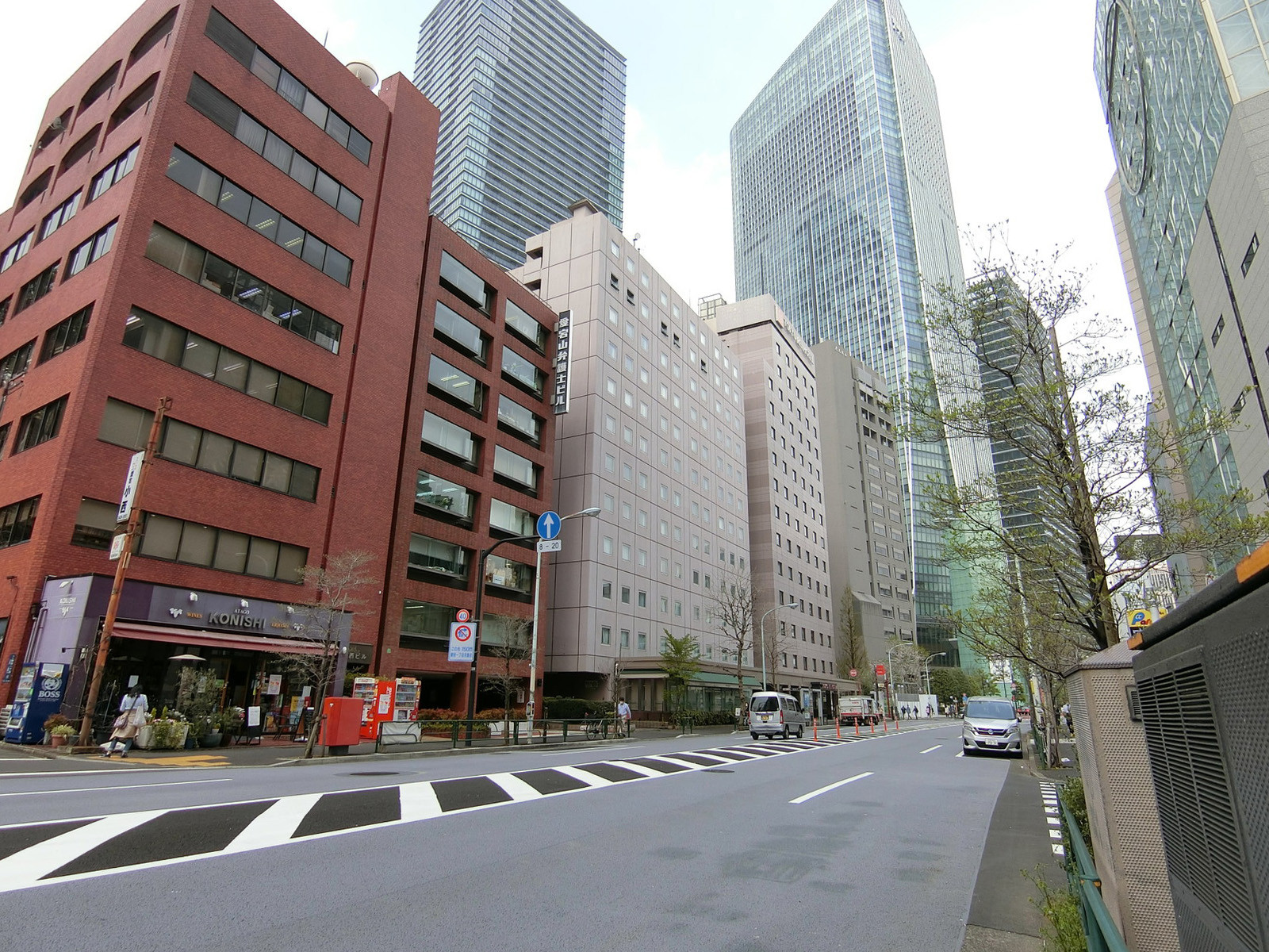 オフィスビル前面の通り