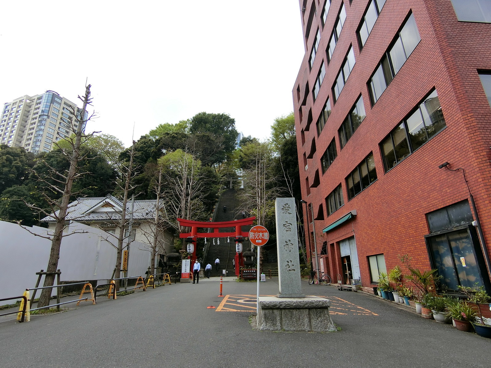 隣の愛宕神社