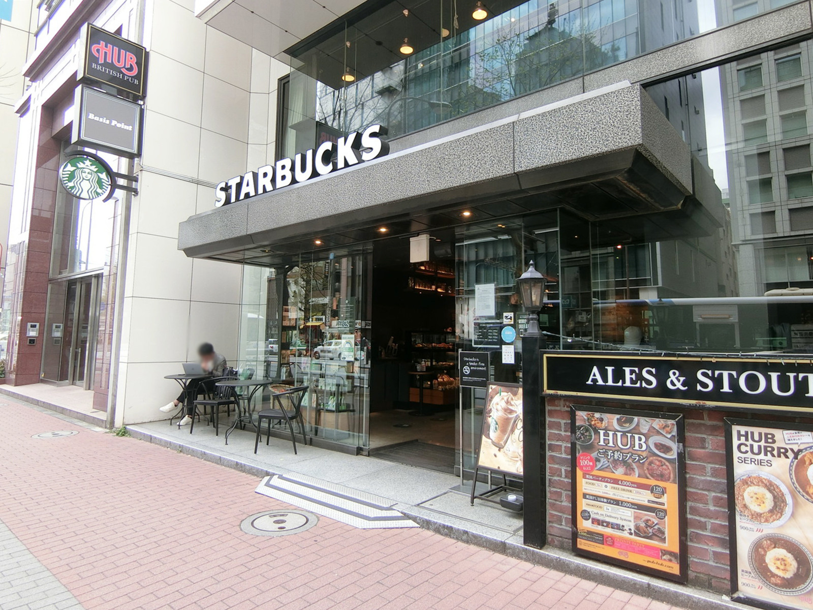 向かいのスターバックス コーヒー