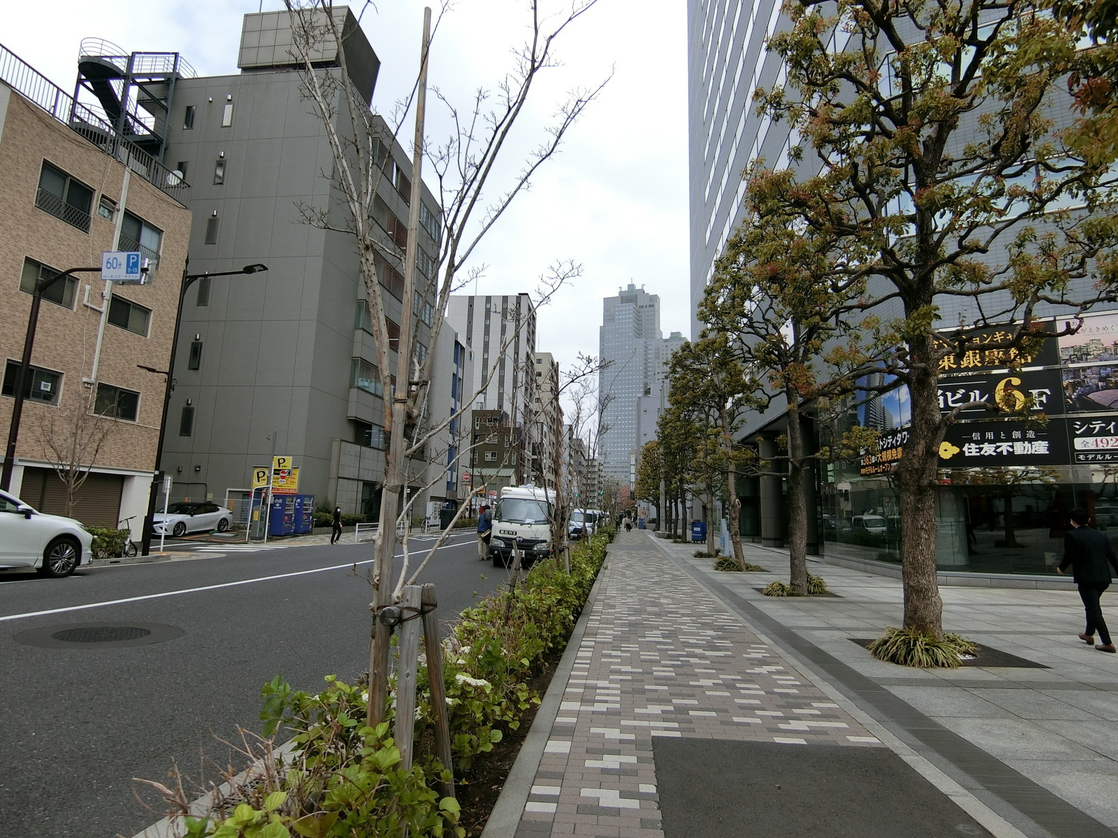 オフィスビル前面の通り