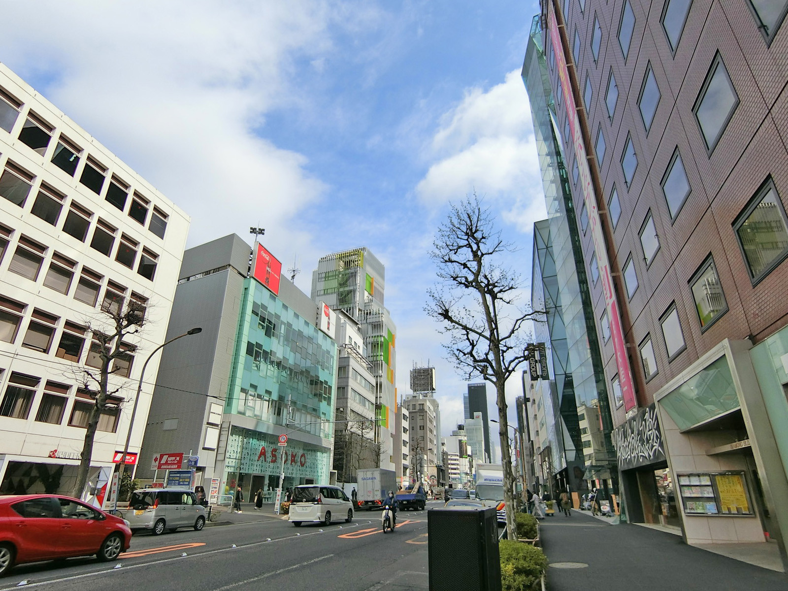 エムズ原宿前面の明治通り
