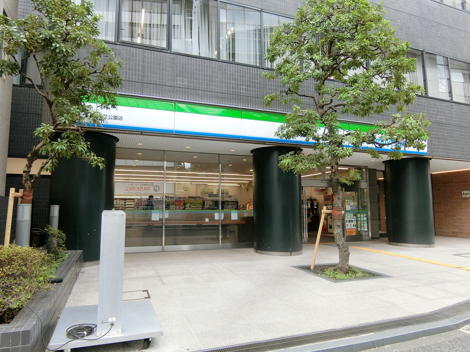 徒歩2分のファミリーマート