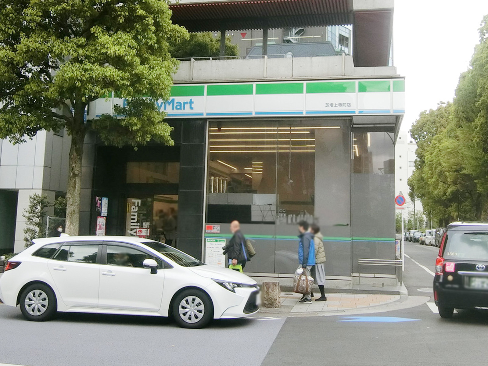 隣のファミリーマート 芝増上寺前店