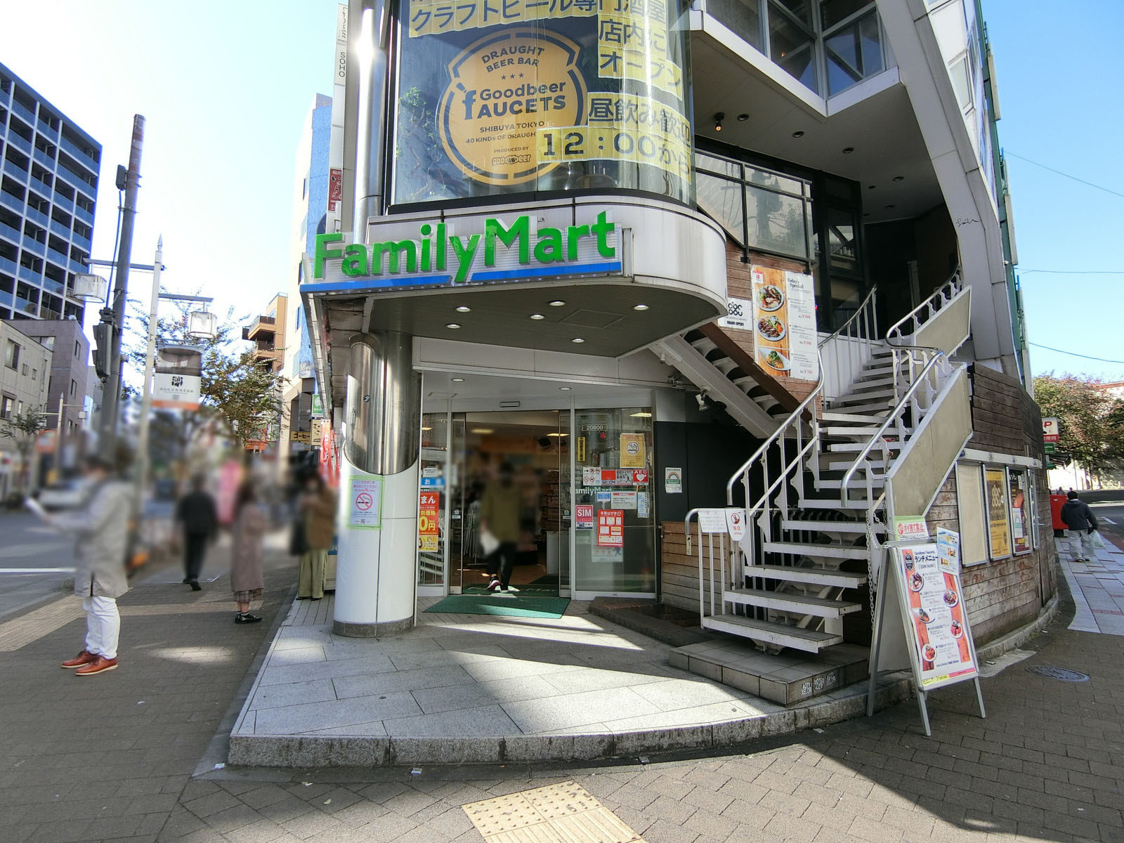 徒歩4分のファミリーマート