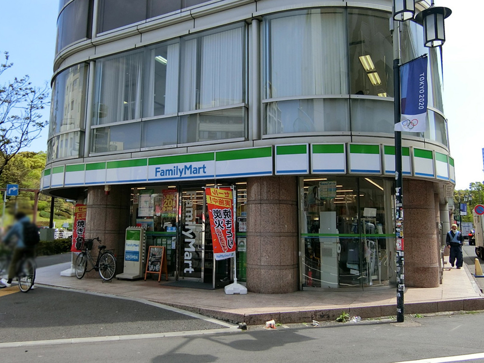 徒歩2分のファミリーマート