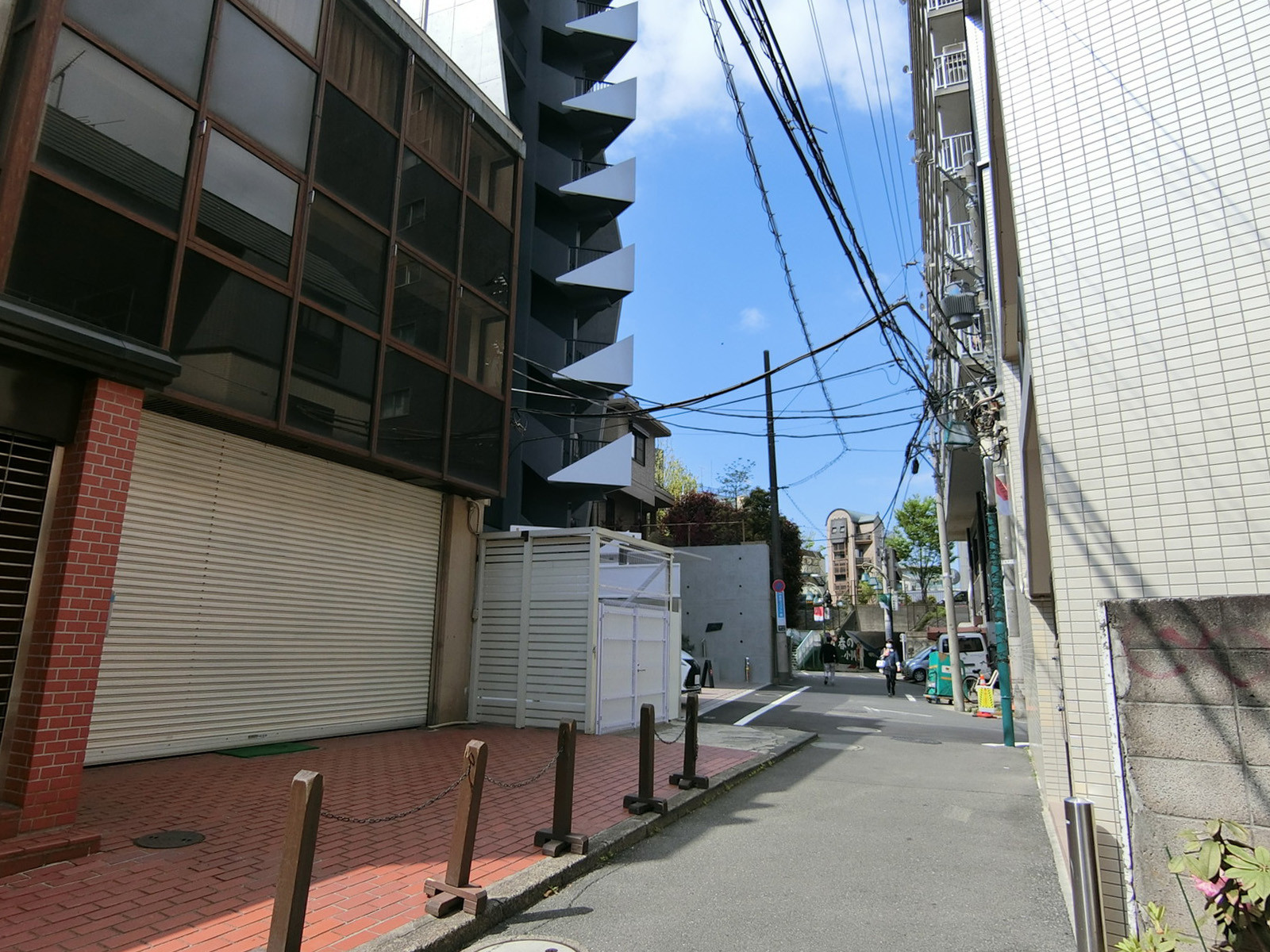 シルバービル前面の通り