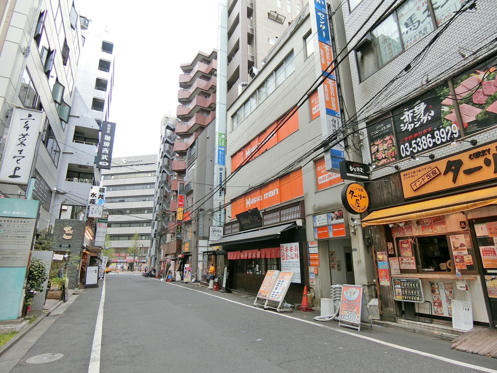 周辺はオフィスや店舗が多いエリア
