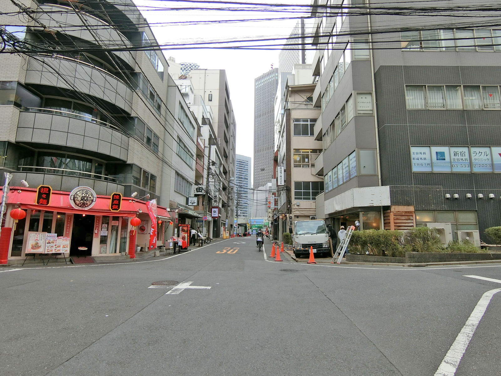 ブレステン西新宿前面の通り