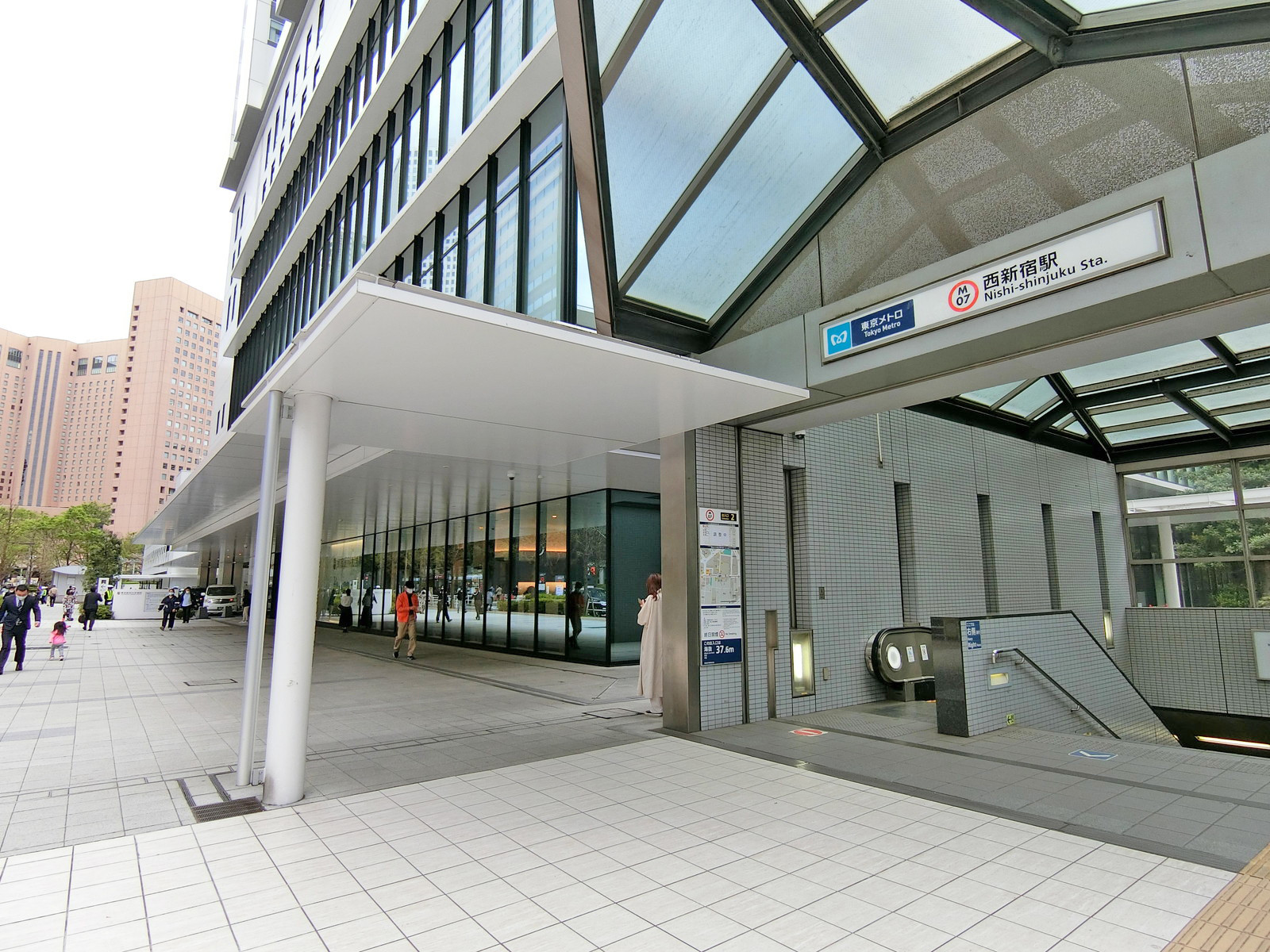 最寄りの「西新宿駅」