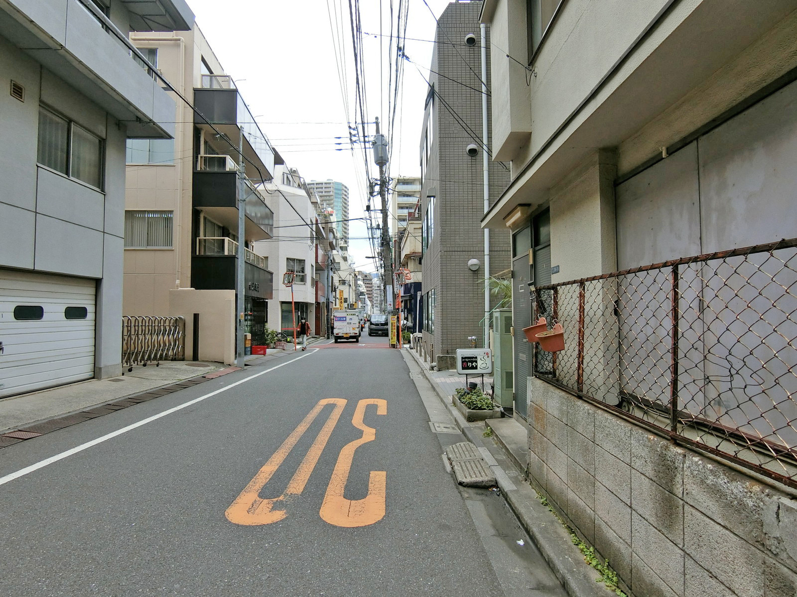 西新宿AIビル前面の通り