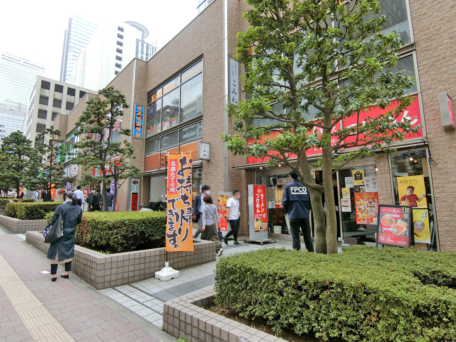 付近には飲食店が充実