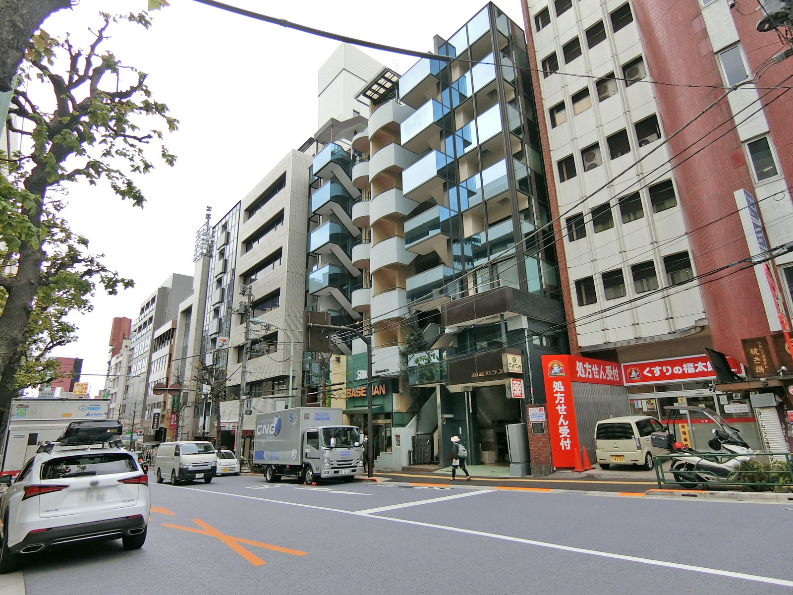 大久保通り沿いに立地
