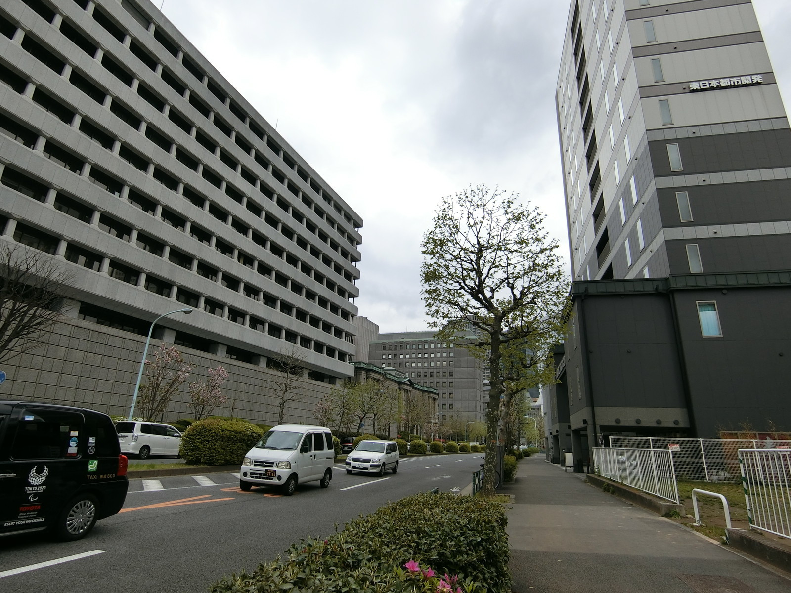 オフィスビル前面の通り