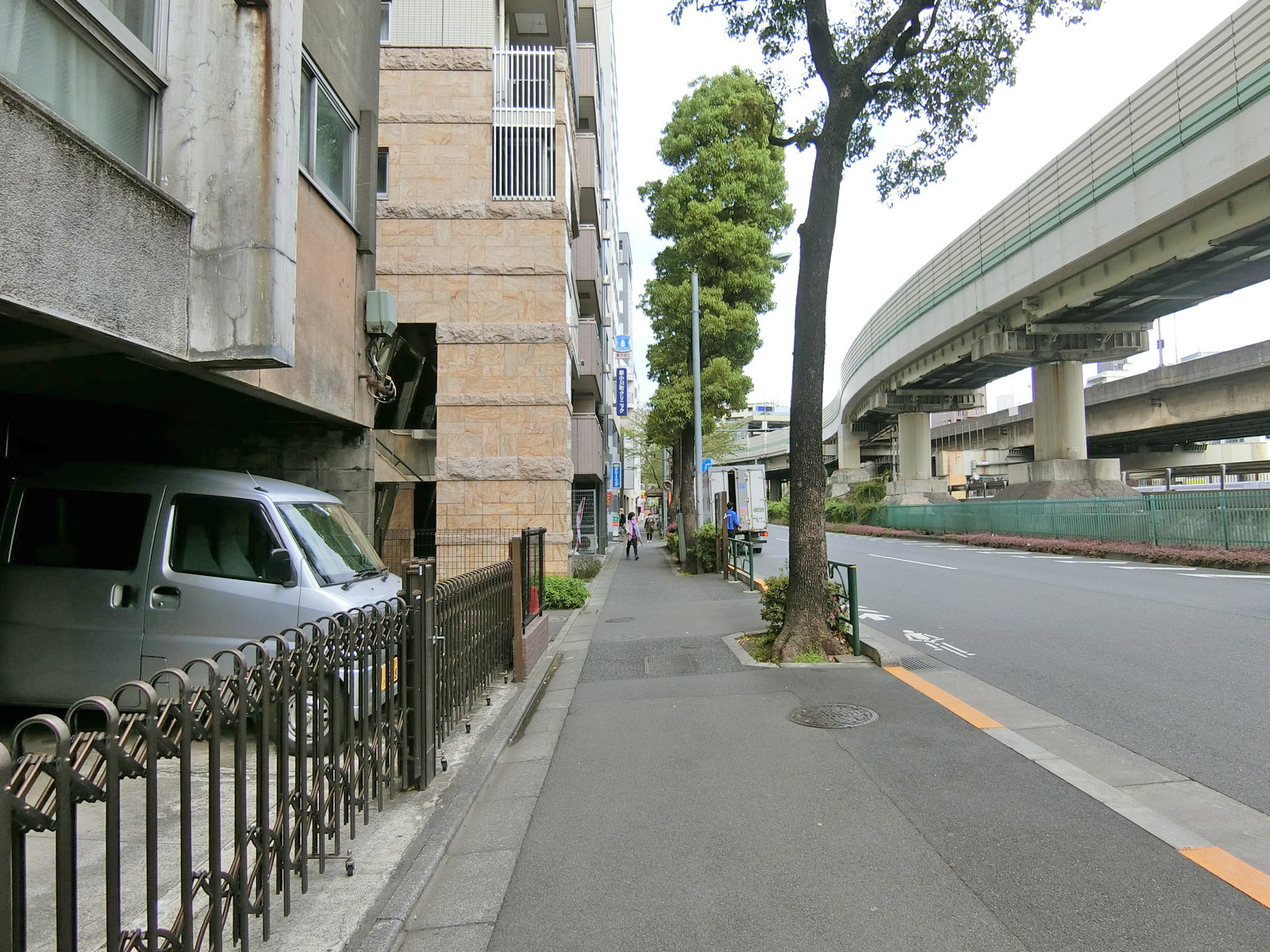 ニューリバー51ビル前面の通り
